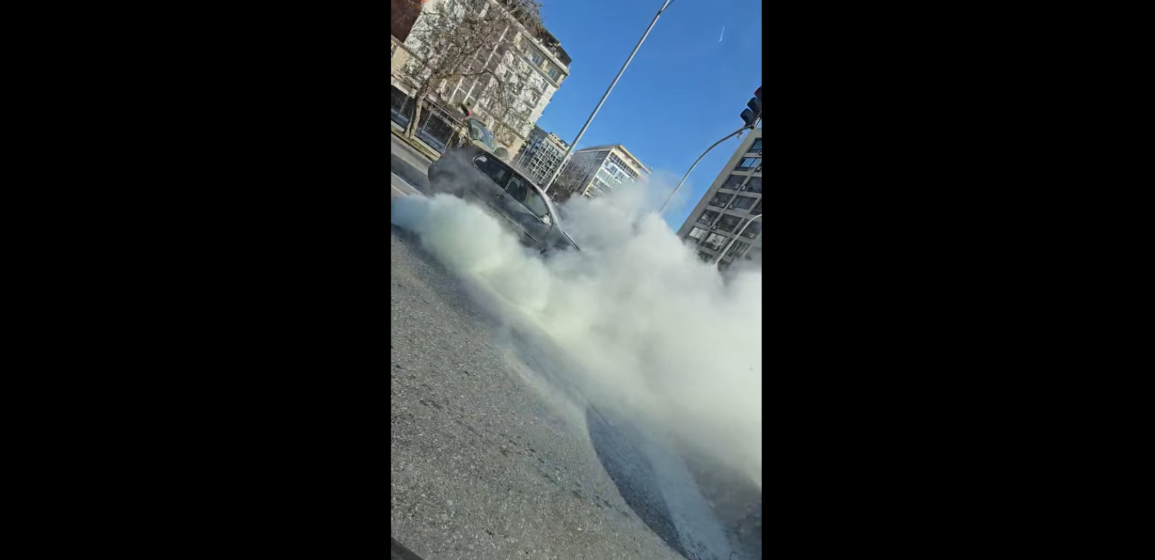 Θεσσαλονίκη: ΙΧ πήρε φωτιά εν κινήσει στο κέντρο - Δείτε βίντεο
