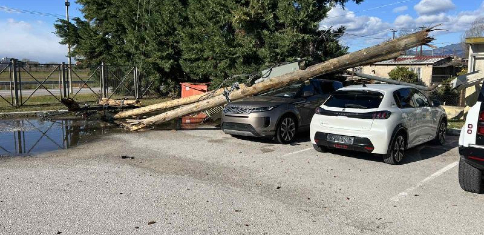 Θυελλώδεις άνεμοι και χιόνια σαρώνουν Φθιώτιδα και Ευρυτανία