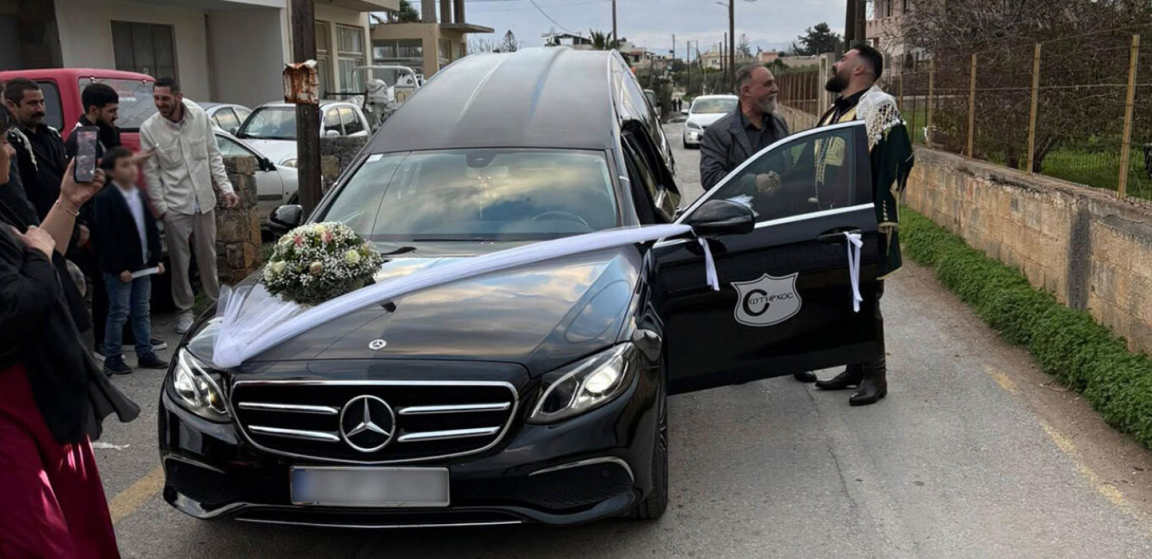 Κρήτη: Γαμπρός πήγε στην εκκλησία με… νεκροφόρα  - Δείτε βίντεο