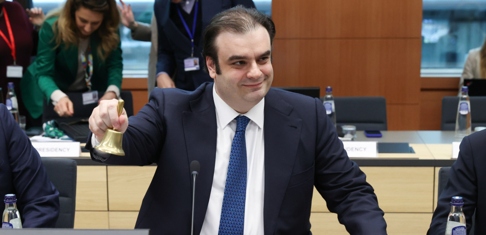 «Οδηγός» για τα οκτώ νέα μέτρα της κυβέρνησης - Πίνακες και αναλυτικά παραδείγματα (βίντεο)