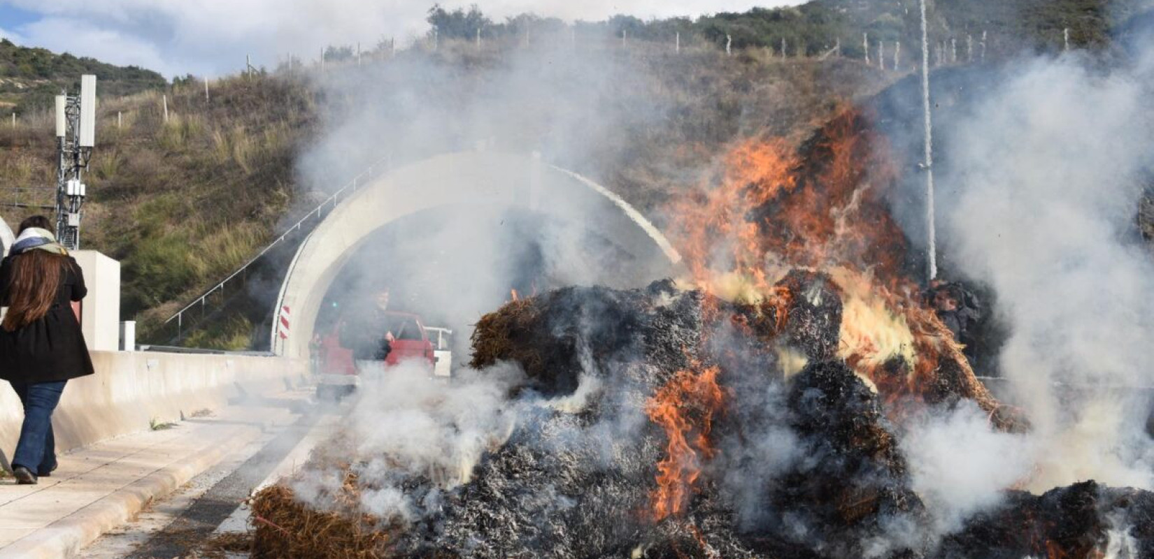 Αγροτικά μπλόκα απ’ άκρη σ’ άκρη: Η χώρα κλειστή από εθνικές οδούς μέχρι τελωνεία - Έκαψαν μπάλες με άχυρο στις σήραγγες Τεμπών