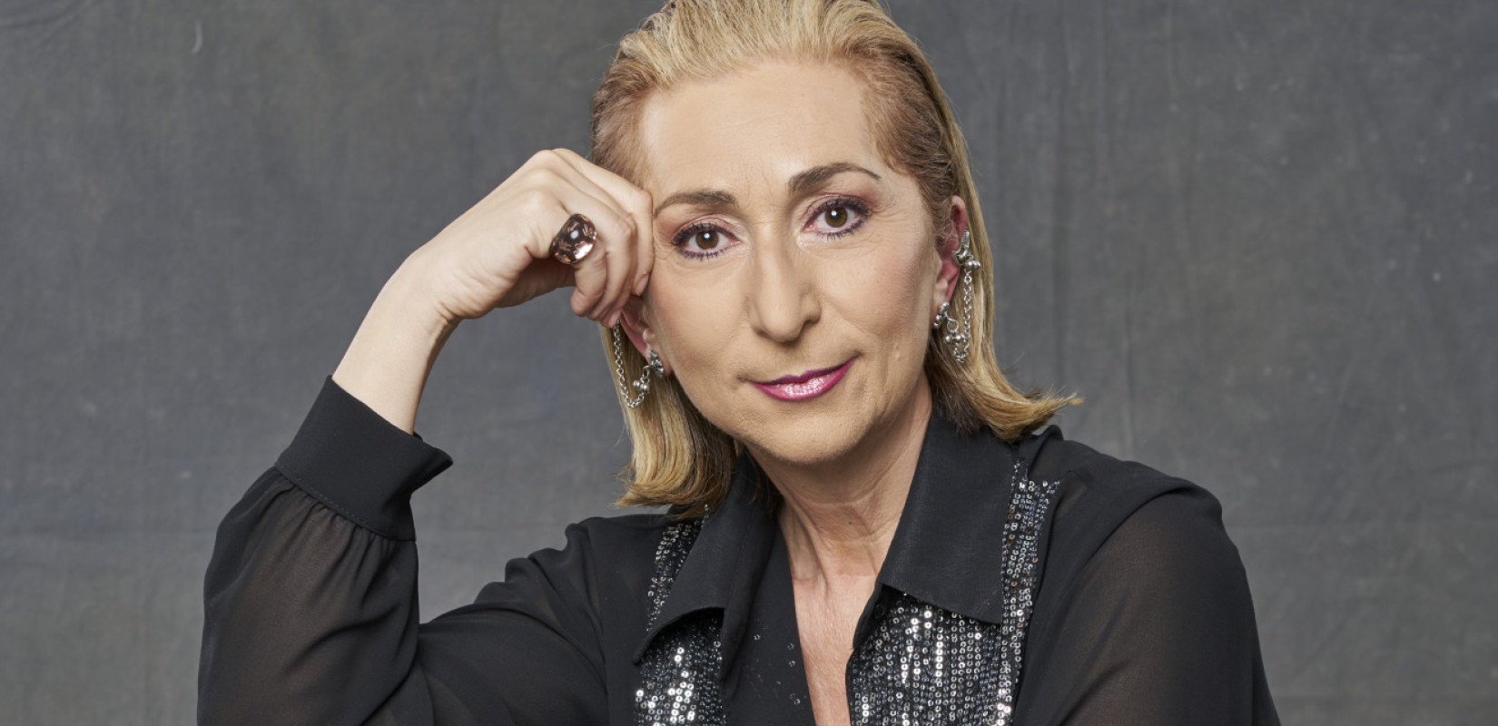 Αλεξάνδρα Γκράβας: Μια φωνή που μας ταξιδεύει από τα καμπαρέ του Βερολίνου μέχρι τη Μάντρα του Αττίκ