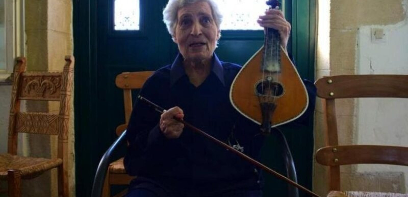 Έφυγε από τη ζωή η Ασπασία Παπαδάκη, η πρώτη γυναίκα λυράρισσα της Κρήτης (βίντεο)