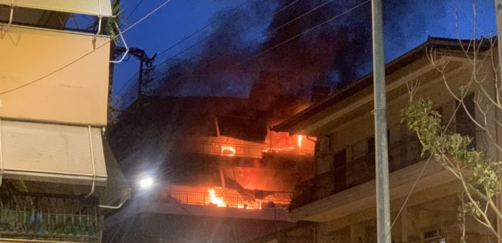 Φωτιά στον 3ο και 4ο όροφο πολυκατοικίας στην Αλεξάνδρεια Ημαθίας - Απεγκλωβίστηκε ένας ηλικιωμένος (φωτό και βίντεο)