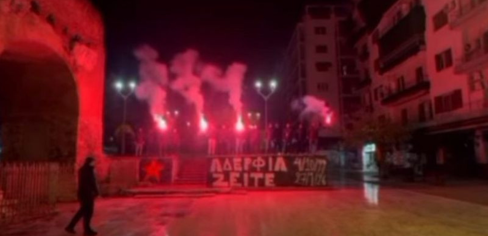 Συγκίνηση στη Θεσσαλονίκη: Η Θύρα 4 τίμησε με πυρσούς τους επτά οπαδούς του ΠΑΟΚ που σκοτώθηκαν στη Ρουμανία (βίντεο)