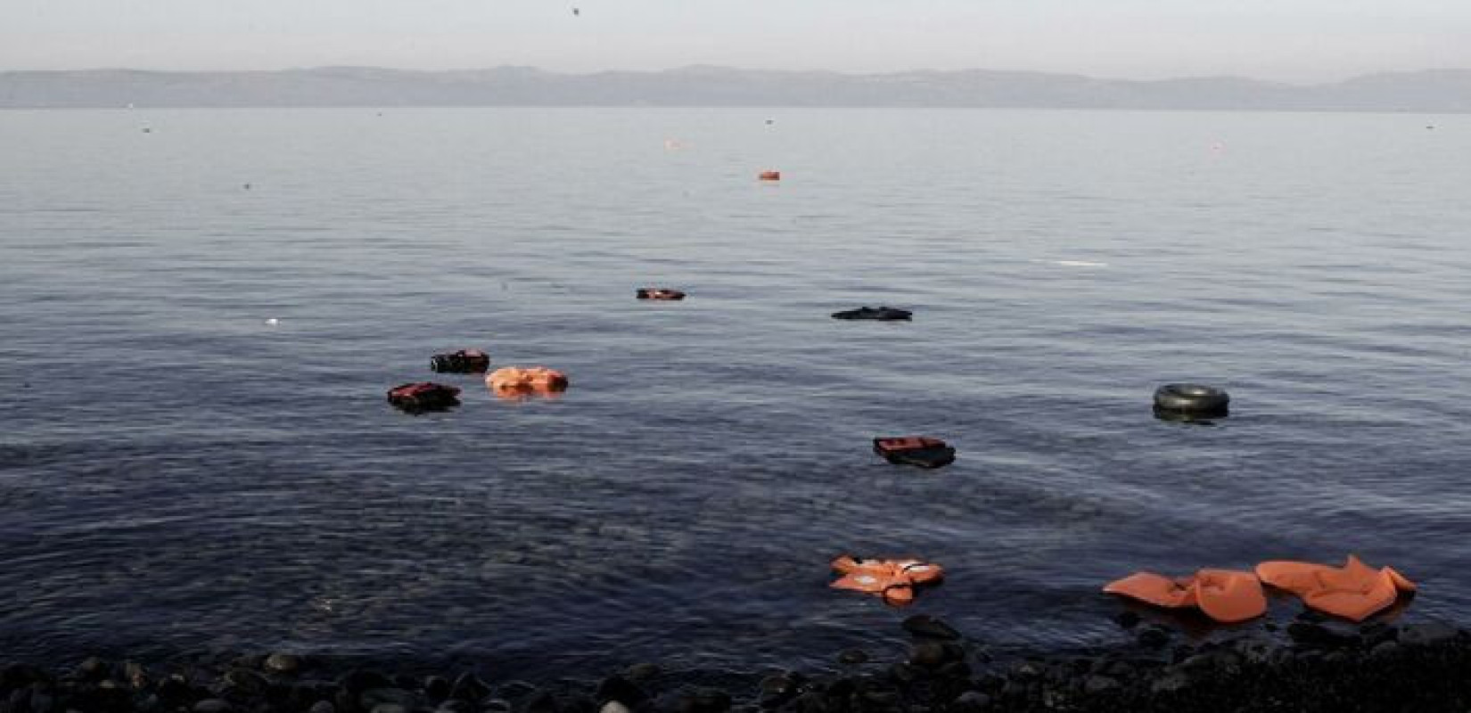 Σε εξέλιξη η ανέλκυση της λέμβου από το ναυάγιο στη Χίο με τους 15 νεκρούς μετανάστες
