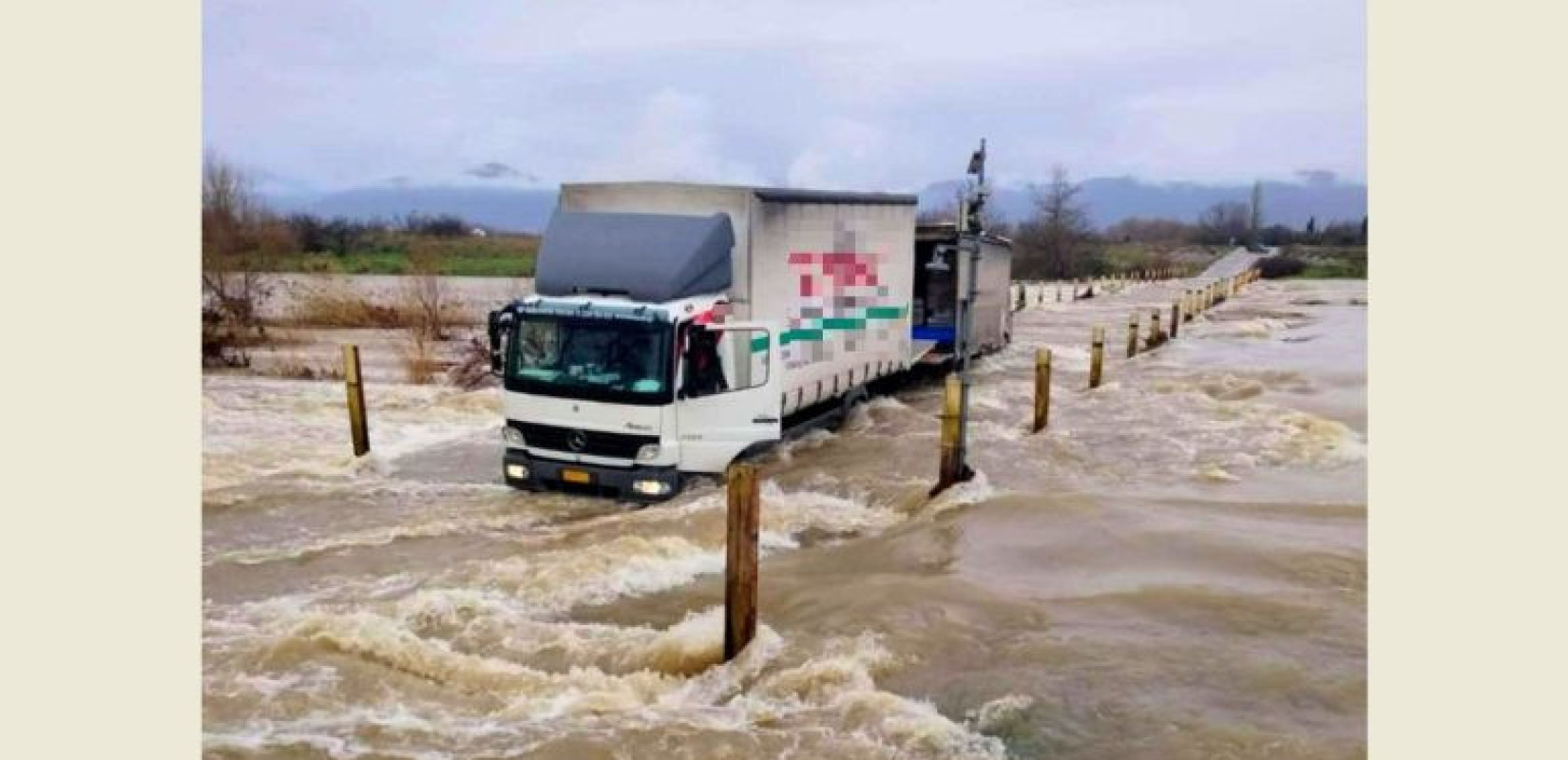 Ροδόπη: Φορτηγό εγκλωβίστηκε σε «φουσκωμένη» ιρλανδική διάβαση