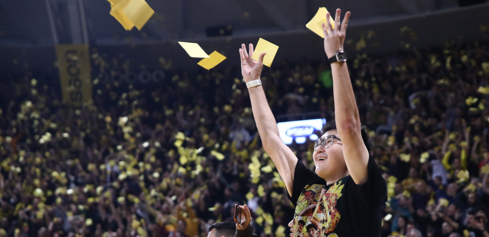 Μπάσκετ: «Τρελάθηκε» με τους οπαδούς του Άρη ο Σιάο, πέταξε χαρτάκια στο Παλέ (βίντεο)