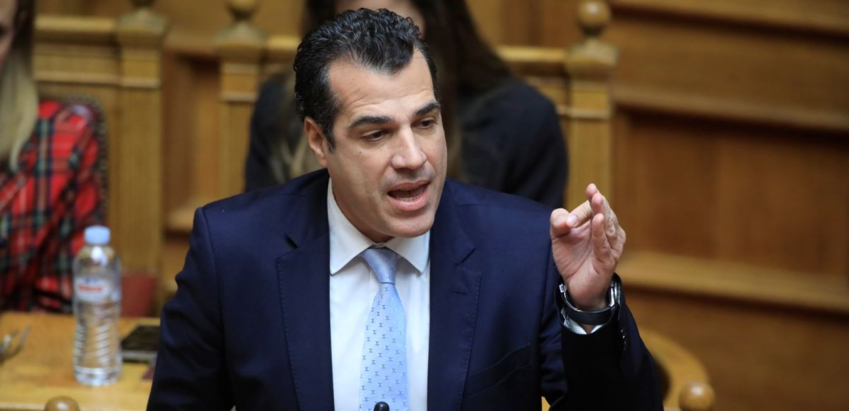 Θάνος Πλεύρης στη Βουλή: «Επιστροφή ή φυλακή» για όσους δεν δικαιούνται άσυλο