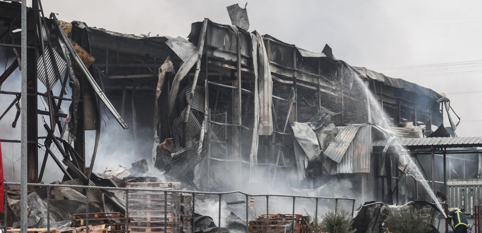 Τραγωδία στο εργοστάσιο Βιολάντα: Τα σενάρια που εξετάζονται για τα αίτια της έκρηξης