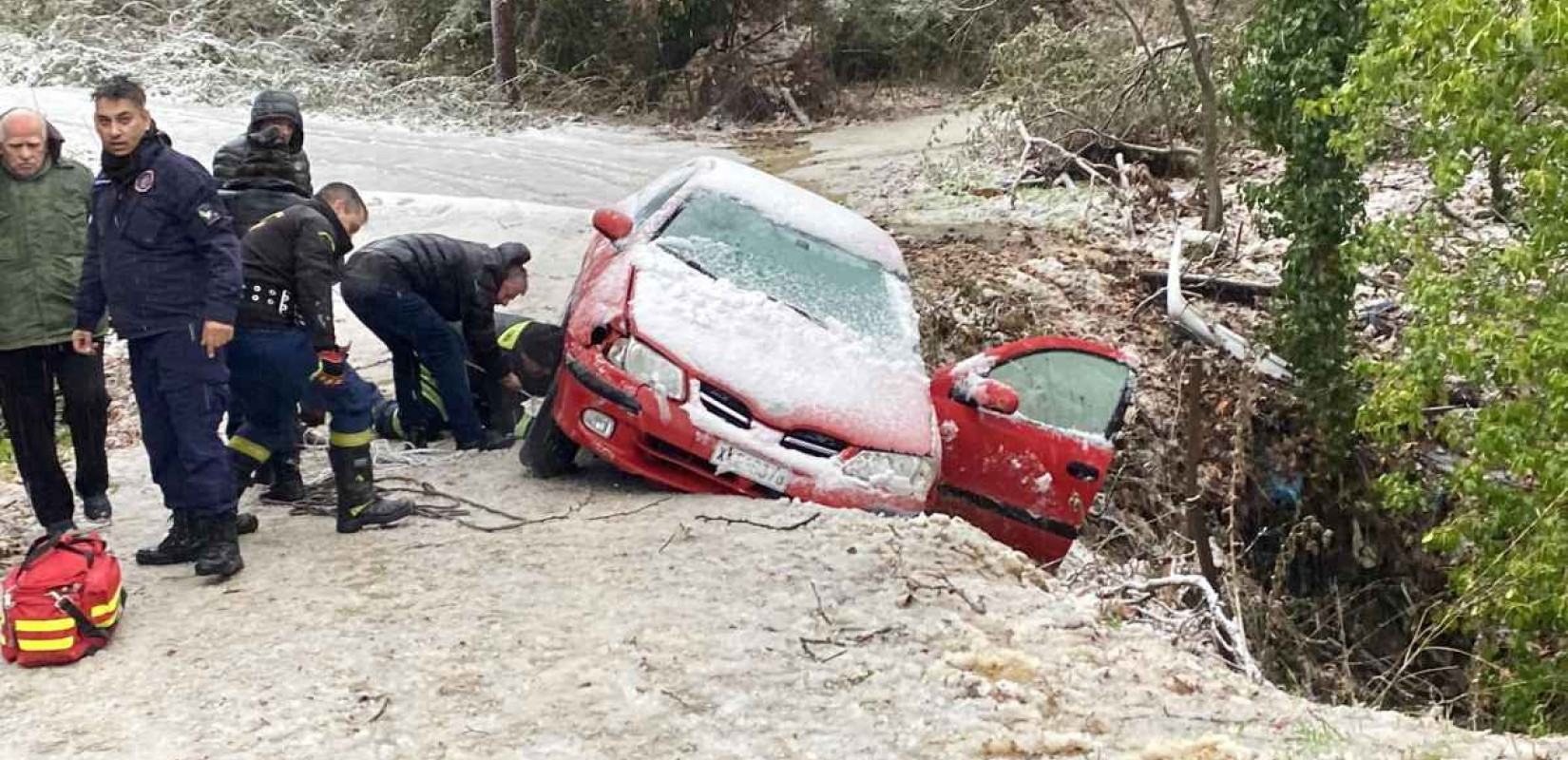 Χορτιάτης: Η στιγμή απεγκλωβισμού οδηγού που κινδύνευε να πέσει σε ρέμα (βίντεο)
