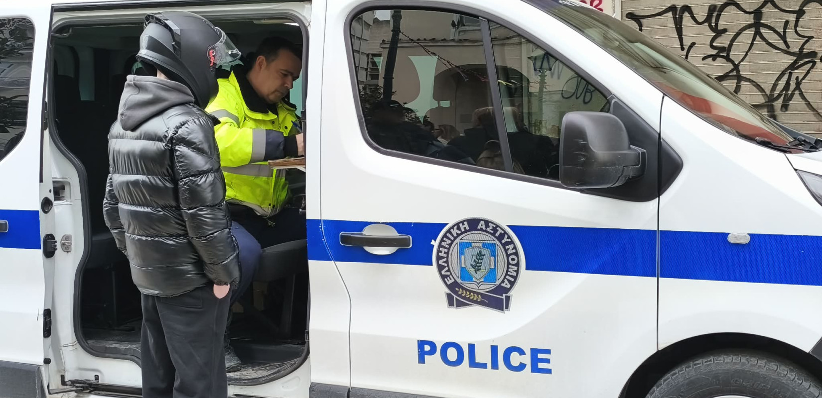 Θεσσαλονίκη: «Χειρόφρενο» στην καταπάτηση του δημόσιου χώρου από αυτοκίνητα και μηχανάκια - Αυστηροί έλεγχοι και τσουχτερά πρόστιμα (βίντεο)