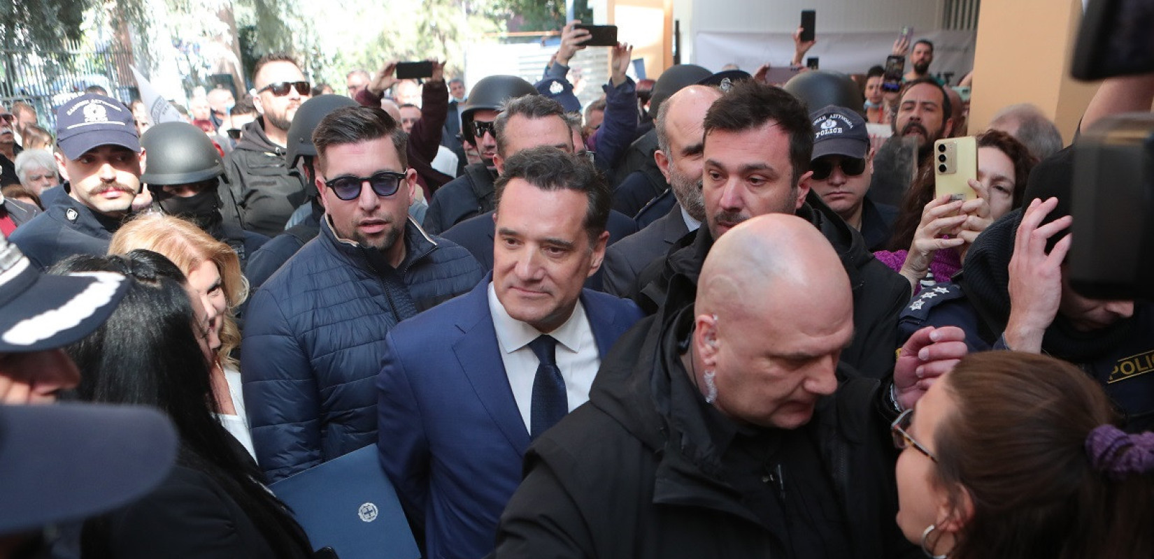 Επεισόδια στο νοσοκομείο Νίκαιας, συνελήφθη γιατρός - Γεωργιάδης: Κινδύνευσε η σωματική μου ακεραιότητα (βίντεο)