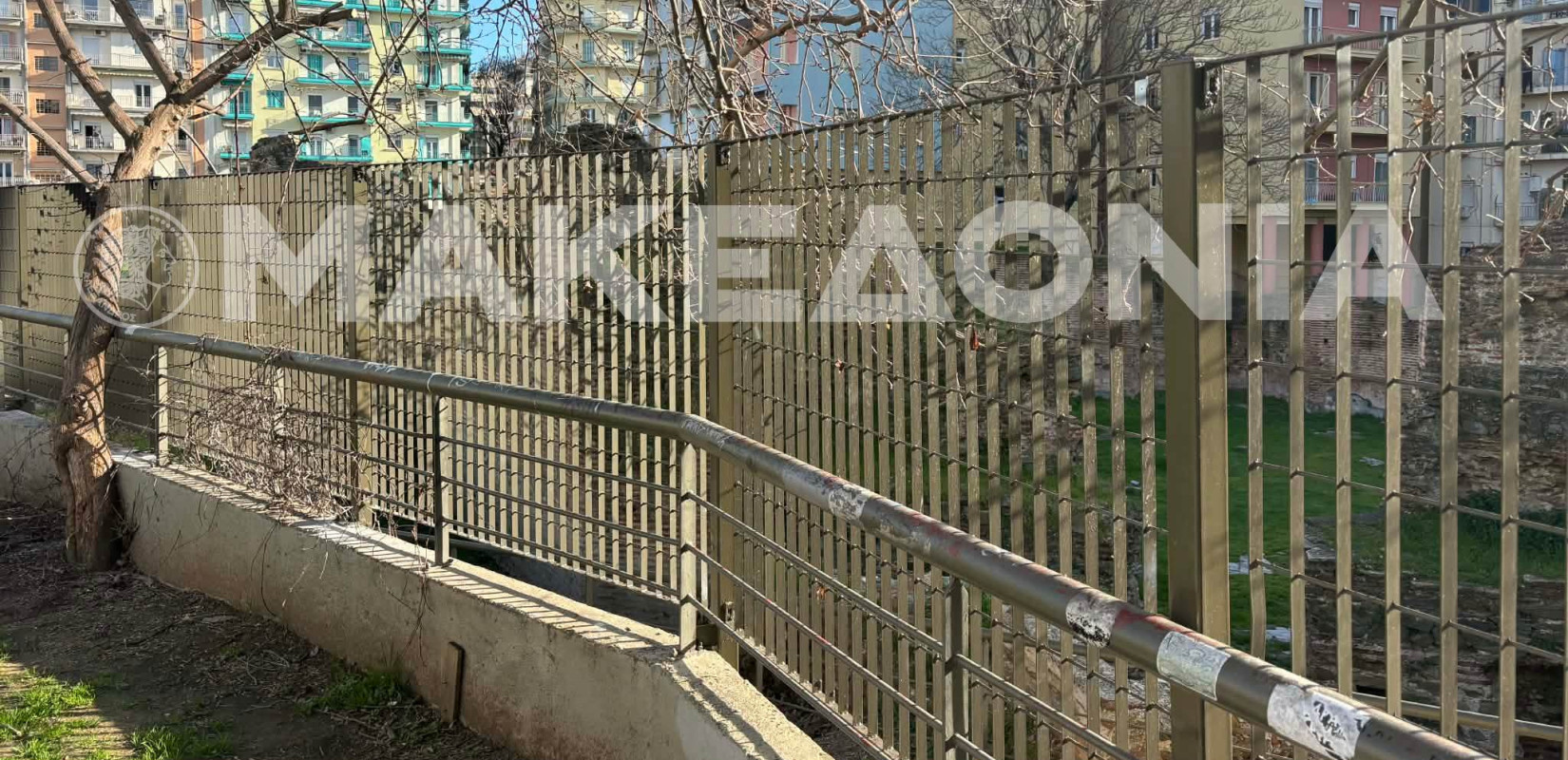 Θεσσαλονίκη: Κάγκελα ξανά στο Γαλεριανό ανάκτορο στη Ναυαρίνου - «Έκρηξη» Αγγελούδη - Η απάντηση της Εφορείας και η διάψευση του Νικηφορίδη