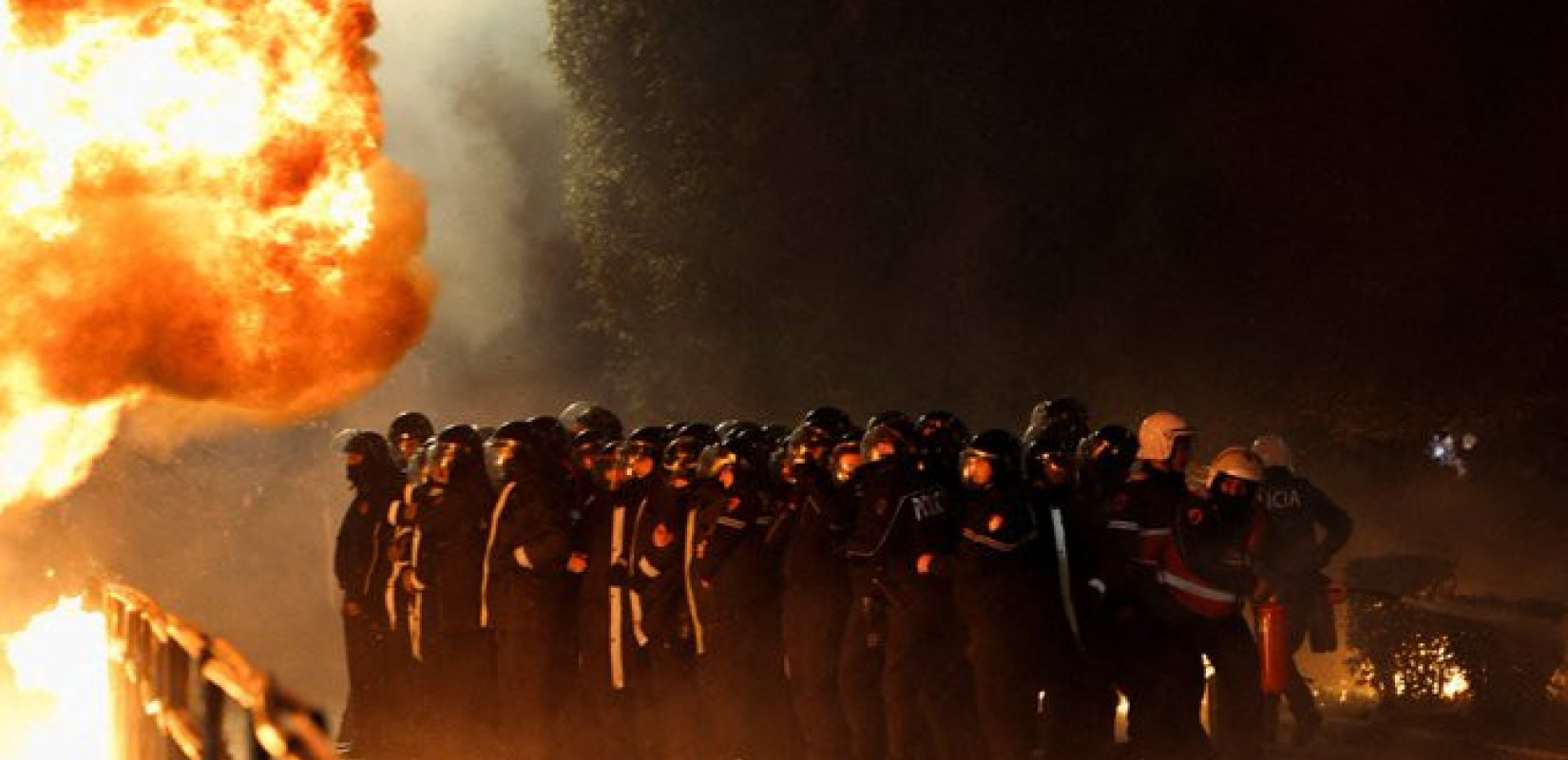 Τίρανα: Μολότοφ και άγριες συγκρούσεις σε διαδήλωση κατά της κυβέρνησης Ράμα