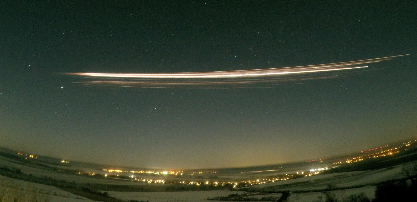 Έρευνα αποκαλύπτει πώς η επανείσοδος πυραύλου συνδέεται με νέφος ρύπανσης στην ατμόσφαιρα