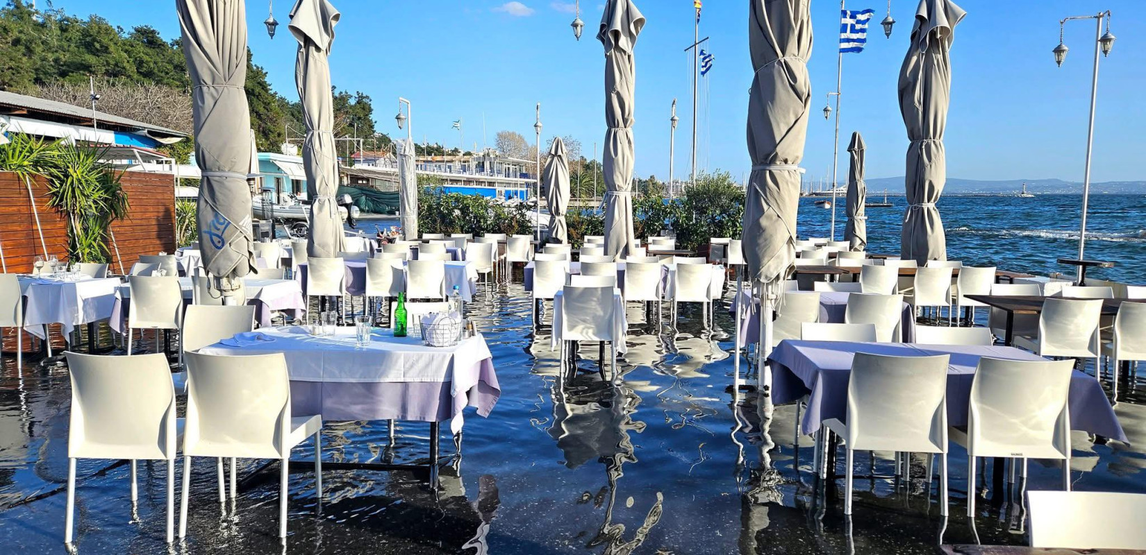 Θεσσαλονίκη: Υπερχείλισε ο Θερμαϊκός - Πλημμύρισαν παραλιακοί δρόμοι και επιχειρήσεις στην Καλαμαριά (βίντεο)