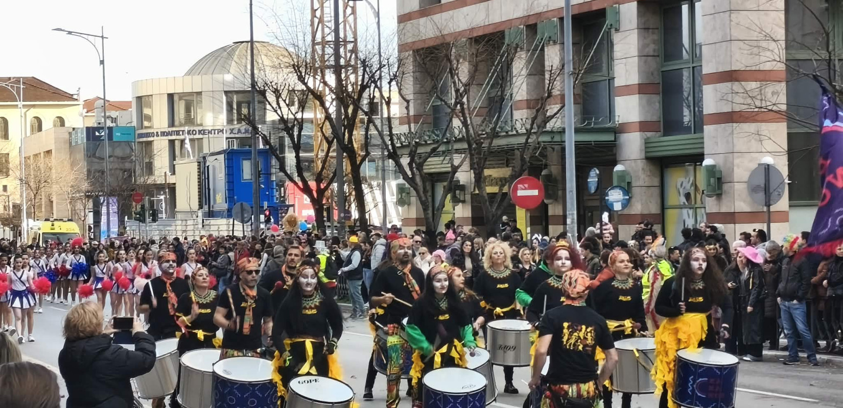 Θεσσαλονίκη: Ολοκληρώθηκε η καρναβαλική παρέλαση - Χιλιάδες καρναβαλιστές στους δρόμους της πόλης