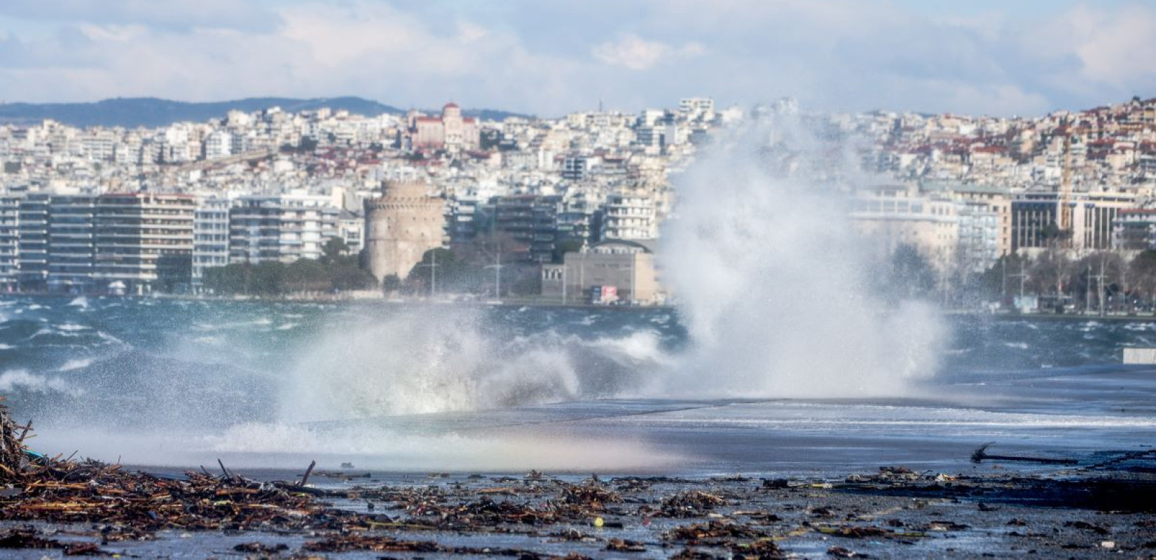 Θεσσαλονίκη: Στην στεριά βγήκαν τα νερά του Θερμαϊκού στο κέντρο - Πλημμυρισμένα κτήρια και στην Επανομή (βίντεο)