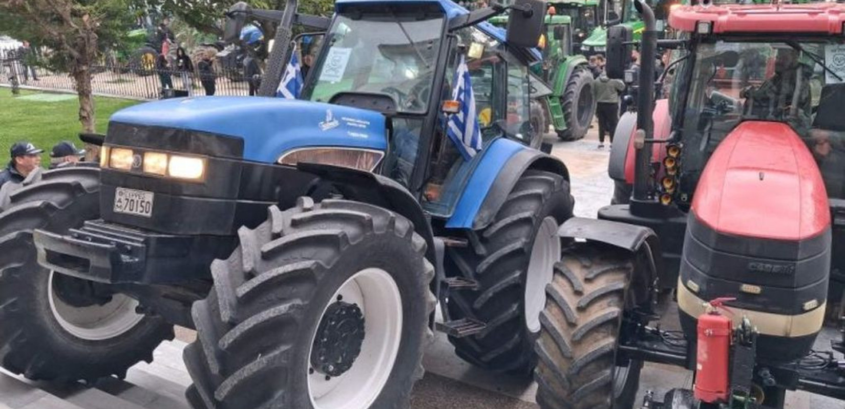 «Ζέσταναν» τις μηχανές των τρακτέρ οι αγρότες πριν την κάθοδο στην Αθήνα - Έκαναν πορείες σε πόλεις (βίντεο)