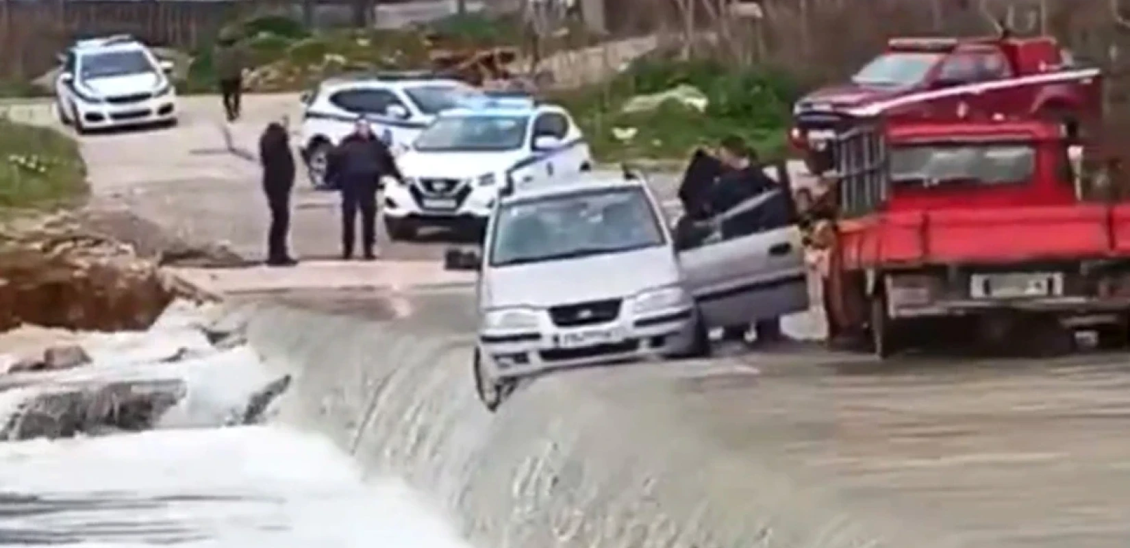 Αλεξανδρούπολη: Οδηγός επιχείρησε να διασχίσει ρέμα με το αυτοκίνητο και εγκλωβίστηκε - Δείτε βίντεο