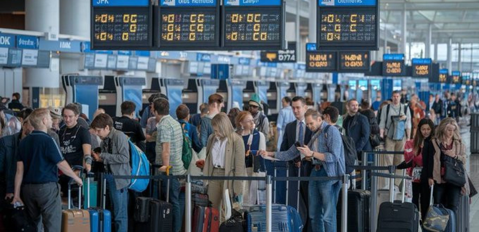 Αεροπορικά ταξίδια στην ΕΕ: Τέλος στις έξτρα χρεώσεις για τις θέσεις των παιδιών και στα «πέναλτι» επιστροφής