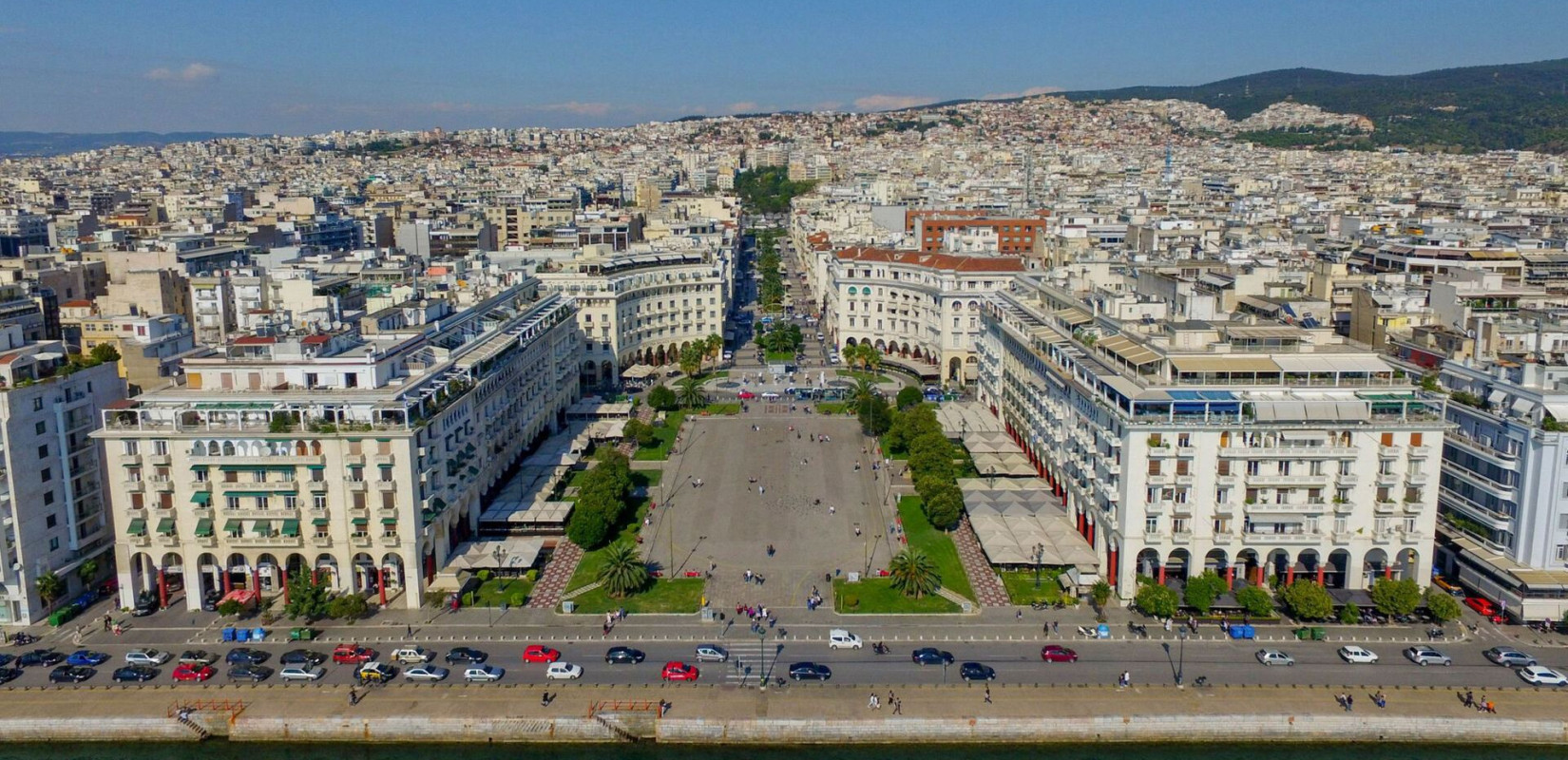 Θεσσαλονίκη: Η πλατεία Αριστοτέλους γεμίζει από ανθρώπους για να σπάσουν το ρεκόρ Γκίνες για τη μεγαλύτερη χορογραφία ζεϊμπέκικου