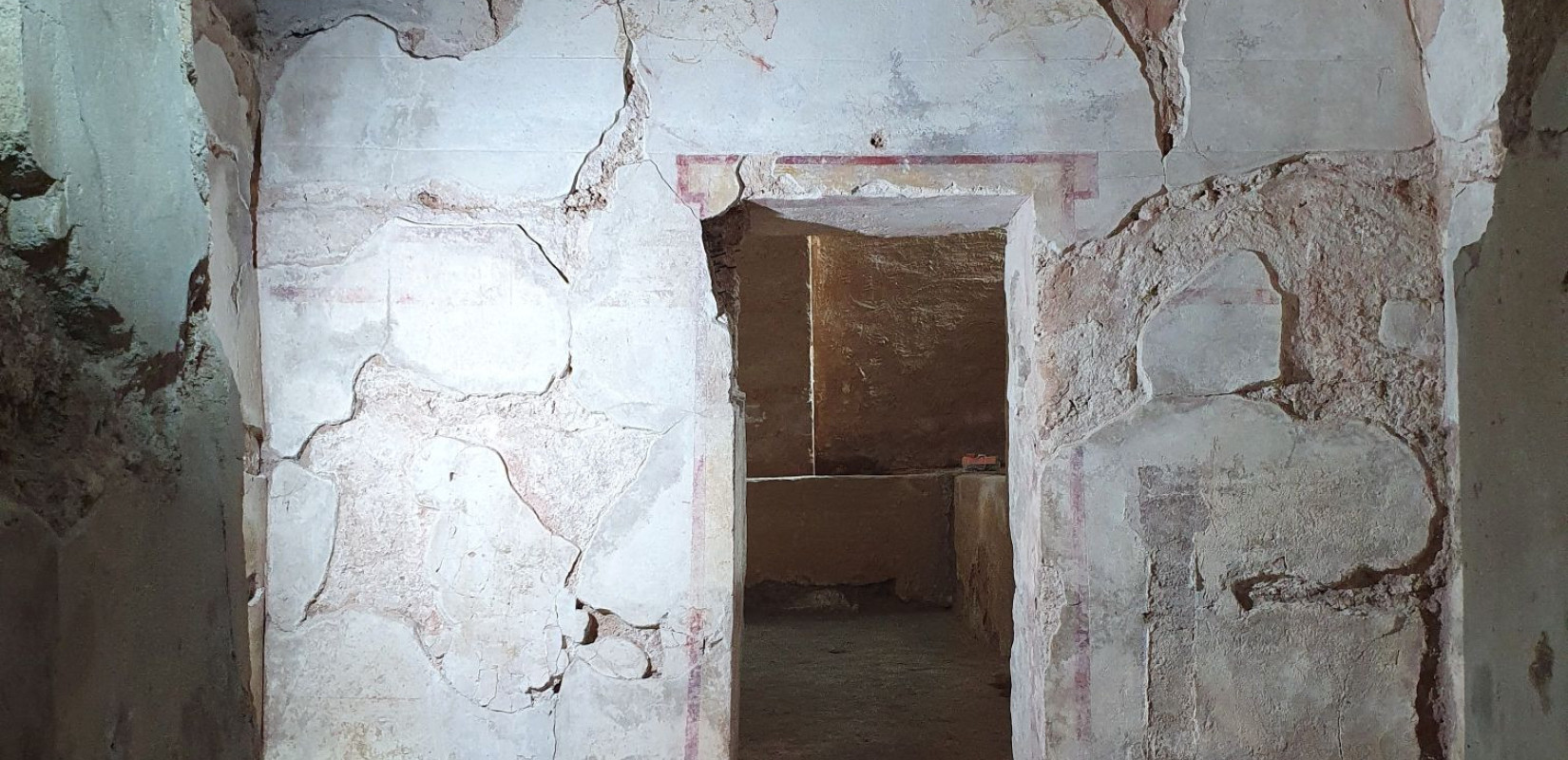 Ελληνιστικό ταφικό μνημείο από το 1976 στην καρδιά της Δράμας αποκαλύπτει μια πόλη χτισμένη πάνω σε αιώνες ιστορίας