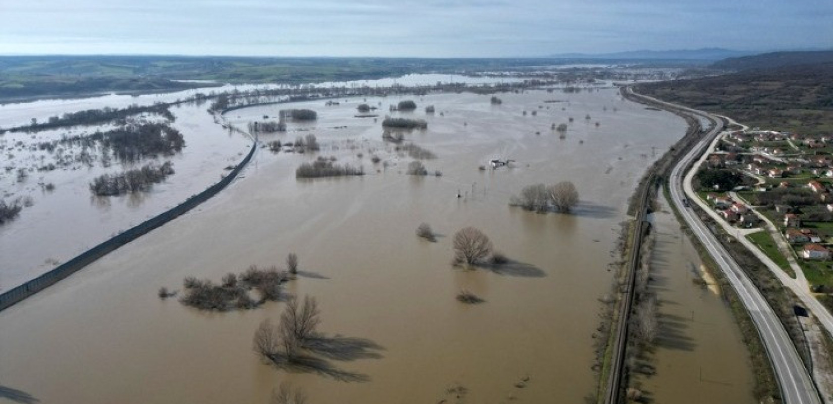 Ο Έβρος στο «κόκκινο»: Γιατί δεν πέφτει η στάθμη του νερού - Οι επιστήμονες εξηγούν τη «βιβλική» πλημμύρα και οι αγρότες μετρούν ολική καταστροφή