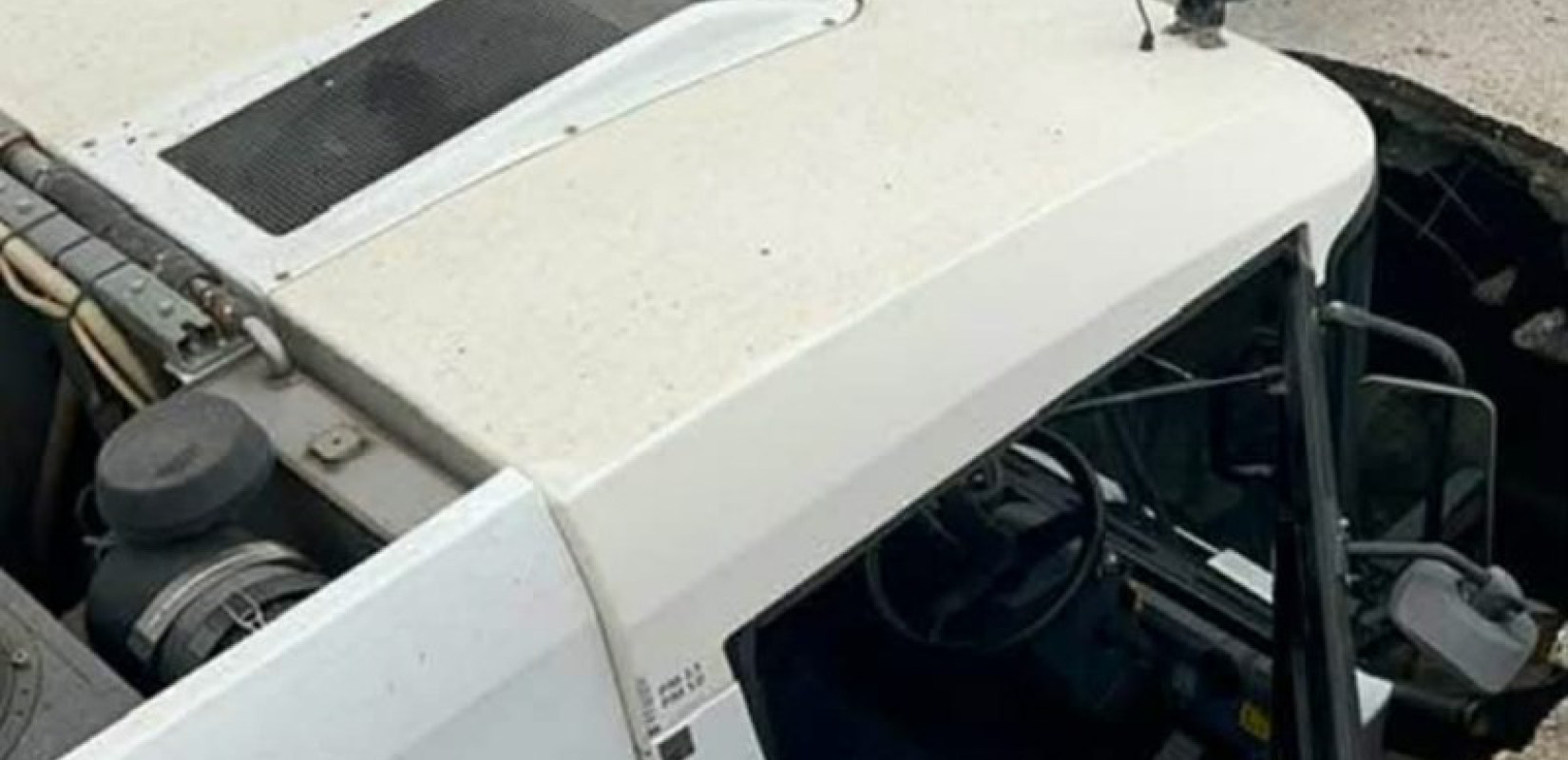 Ιωάννινα: Οδηγός απορριματοφόρου σώθηκε από θαύμα όταν δρόμος «κατάπιε» το όχημα