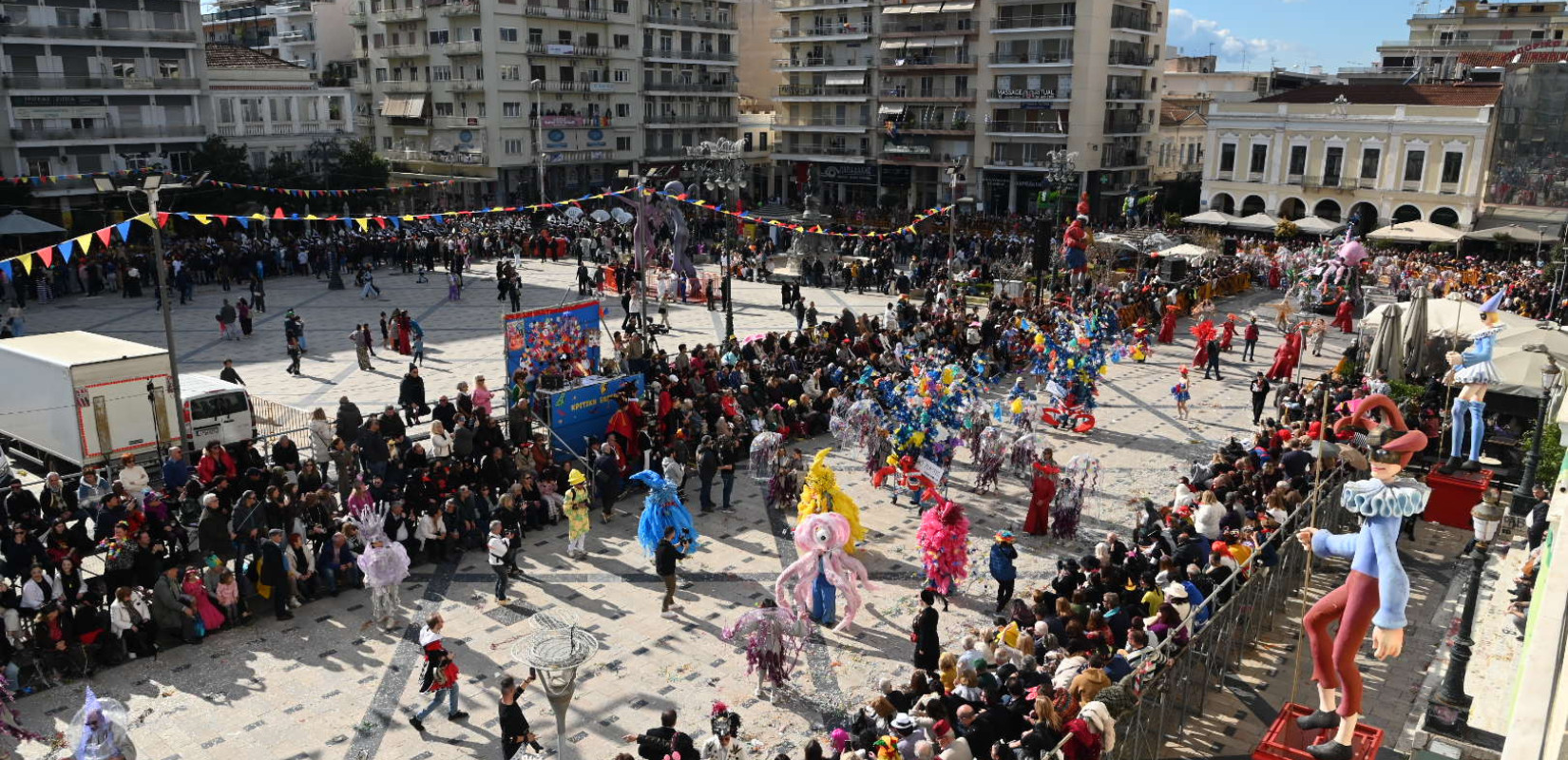 Πάτρα: Με 60.000 καρνιβαλιστές και εντυπωσιακά άρματα η μεγάλη παρέλαση (βίντεο)