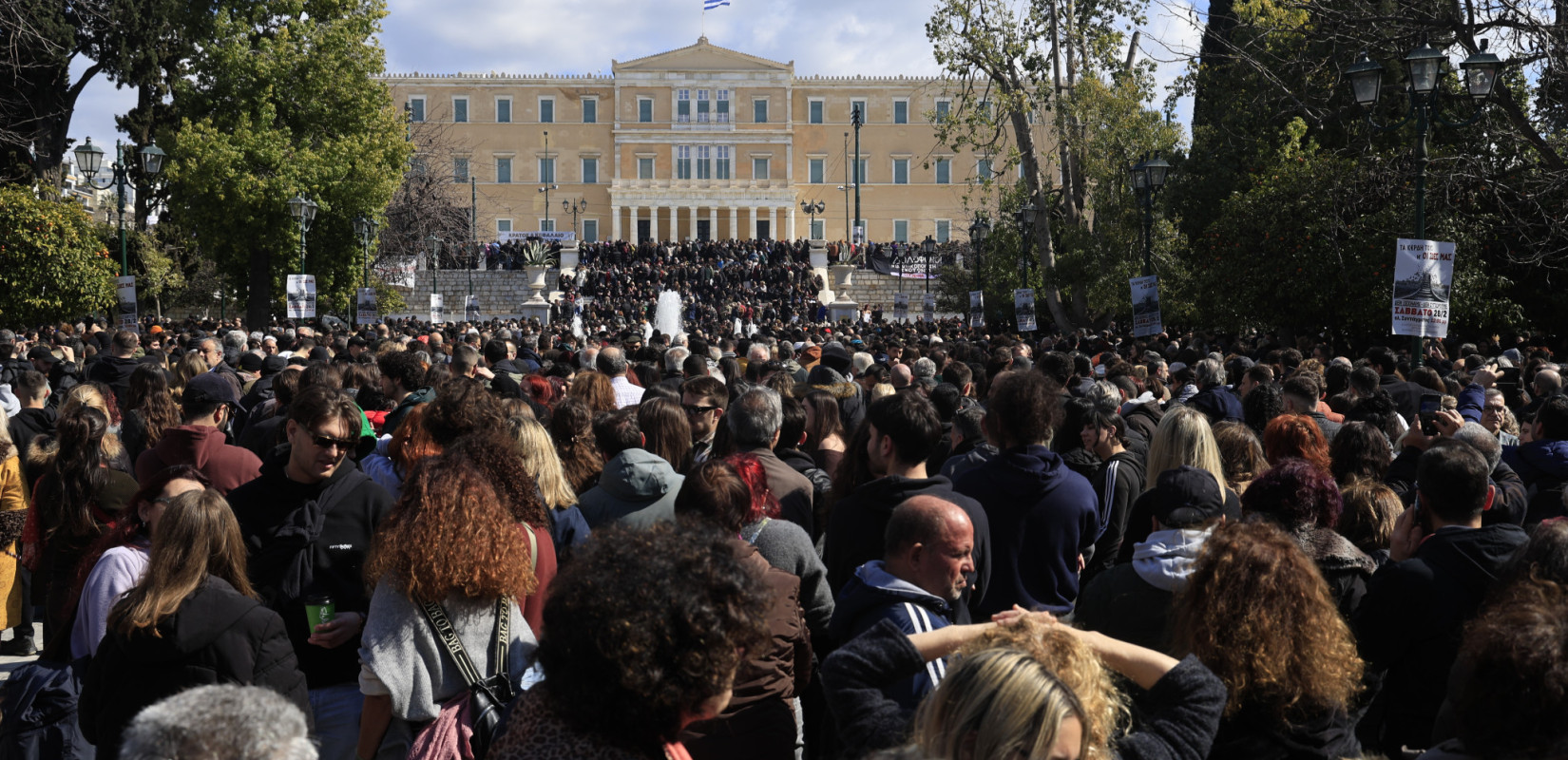 Αθήνα: Μεγάλη συγκέντρωση στο Σύνταγμα για τη μαύρη επέτειο των Τεμπών - 128 προσαγωγές και 3 συλλήψεις
