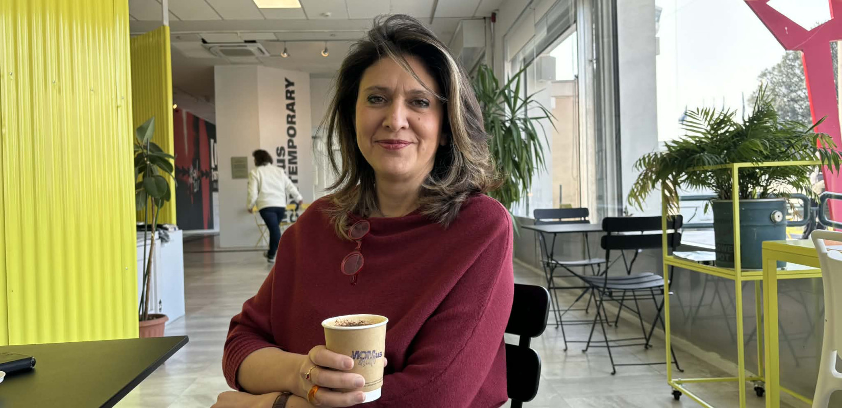 Πρωινός καφές με την καλλιτεχνική διευθύντρια του MΟΜUS-Μουσείου Σύγχρονης Τέχνης  Θούλη Μισιρλόγλου (βίντεο)