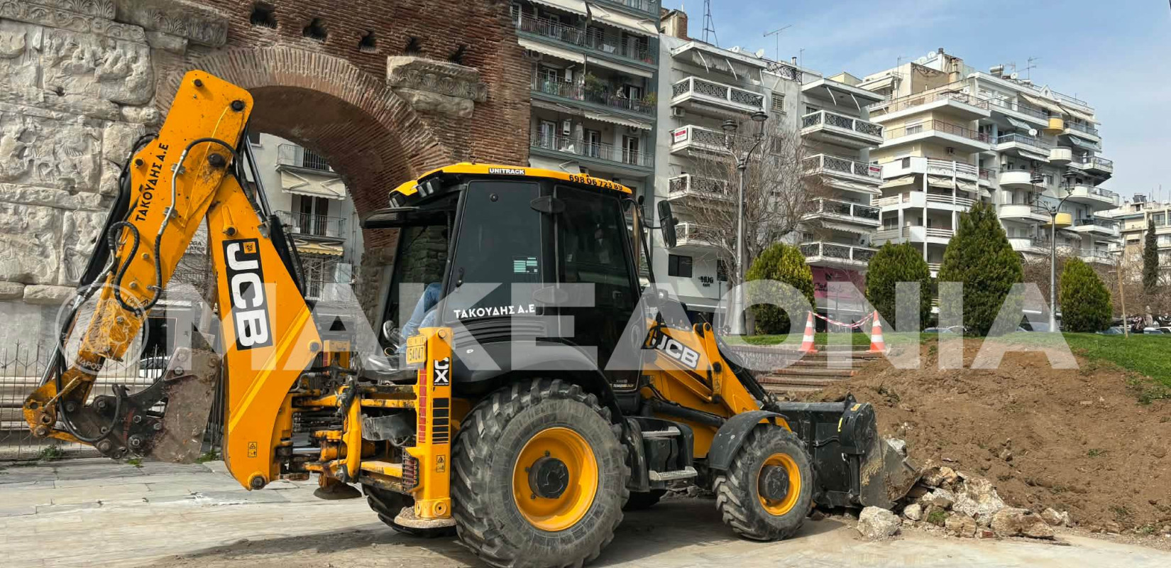 Θεσσαλονίκη: Γκρεμίστηκε το τοιχίο δίπλα στην Καμάρα - «Λειτουργούσε ως επιφάνεια γκράφιτι» (βίντεο)