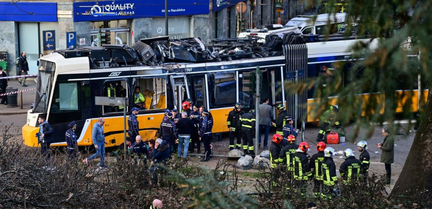 Μιλάνο: Δύο νεκροί και 40 τραυματίες από εκτροχιασμό τραμ - Δεν ενεργοποιήθηκε το κλειδί για να αλλάξουν οι ράγες (βίντεο)