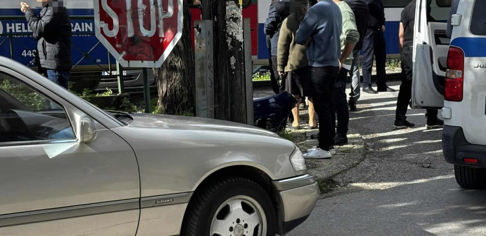 Σύγκρουση Προαστιακού με αυτοκίνητο στην Πάτρα - Μόνο υλικές ζημιές