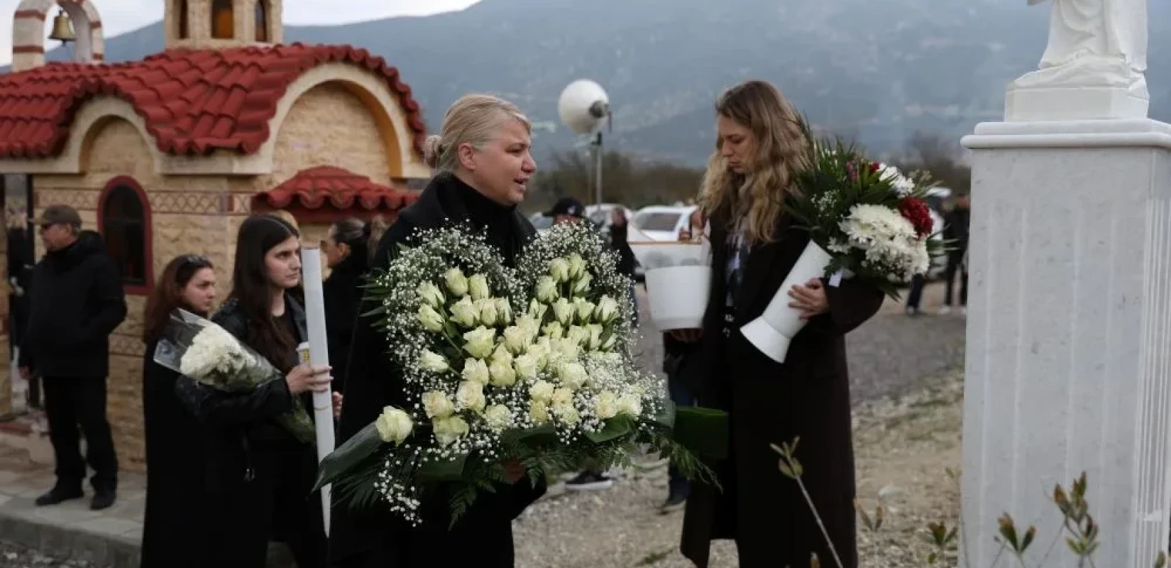 Συγκίνηση και οργή στα Τέμπη – Σπαρακτικές εικόνες με τους συγγενείς των θυμάτων στο σημείο μηδέν (φωτό)