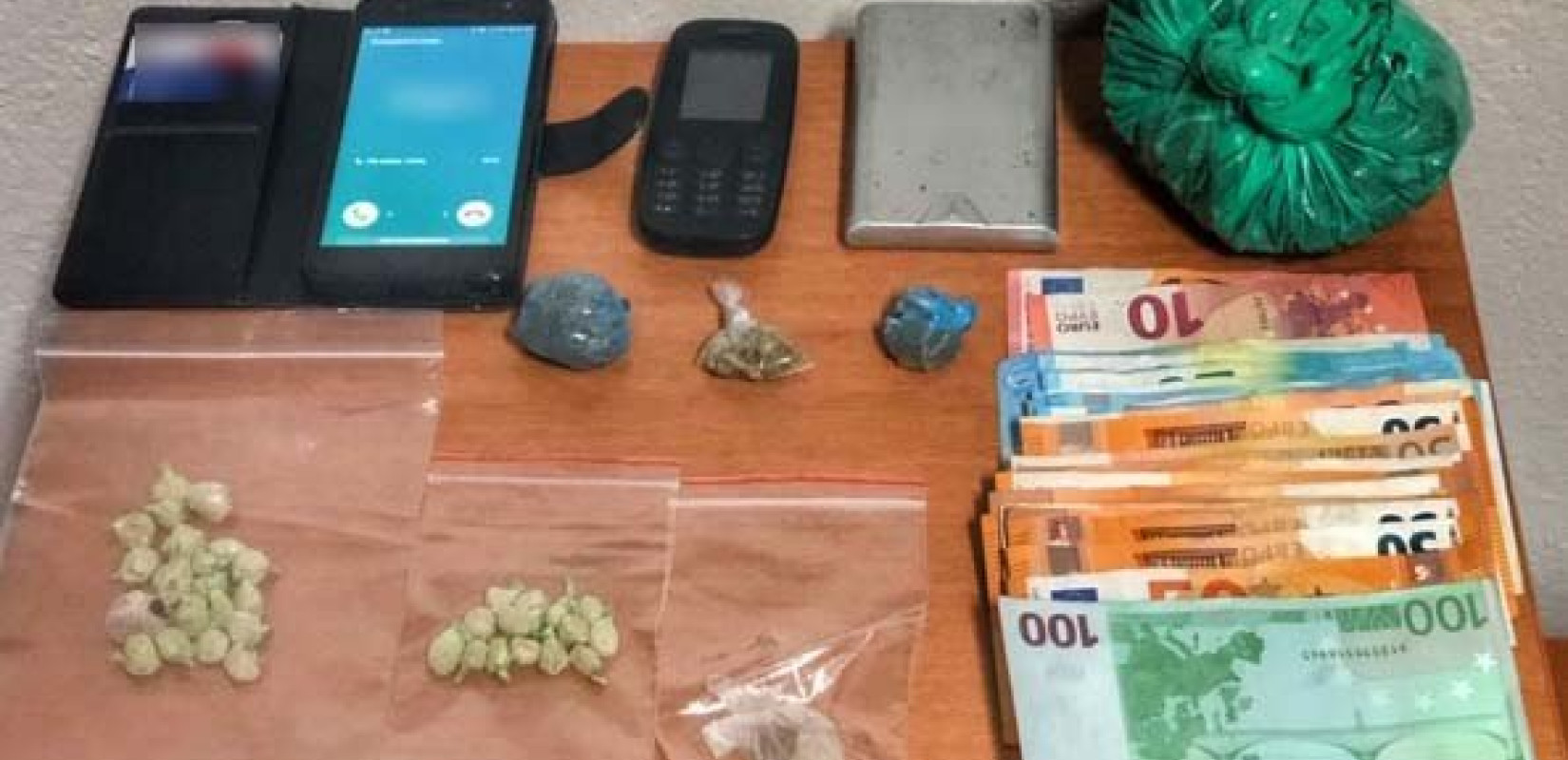Τον έπιασαν με ηρωίνη και κάνναβη στη Χαριλάου