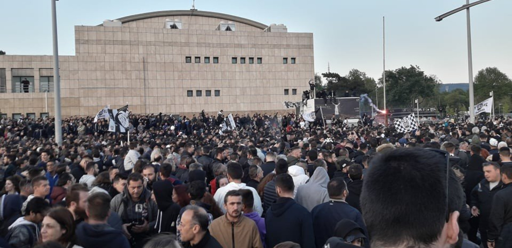 Κλειστοί δρόμοι στο κέντρο της Θεσσαλονίκης -Ξέφρενο γλέντι για τον ΠΑΟΚ