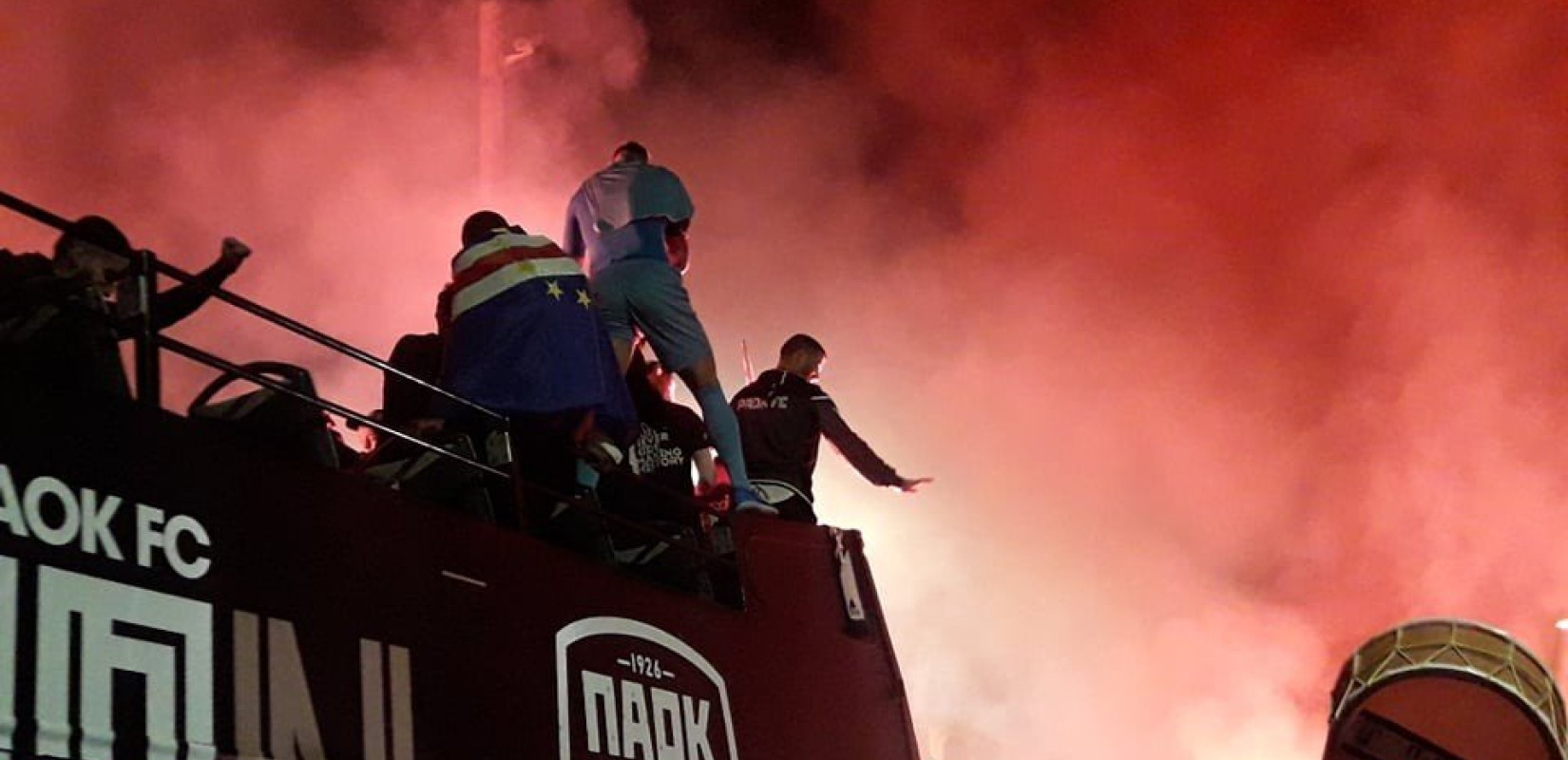 Σκηνές... παράνοιας στο λεωφορείο του ΠΑΟΚ (video)
