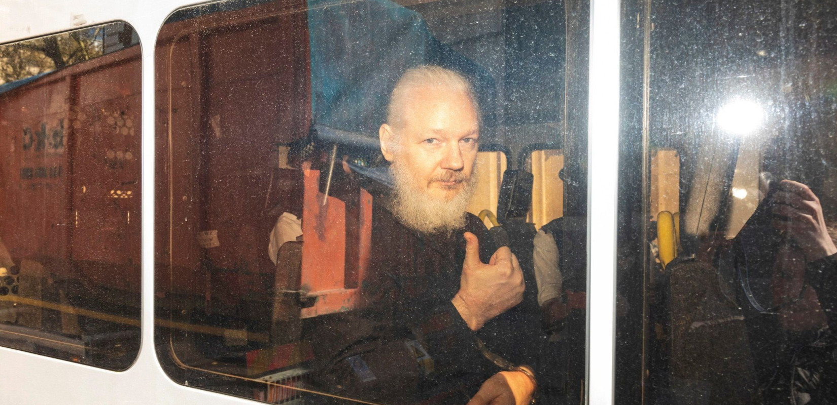 Παγκόσμιο θρίλερ γύρω από τον Ασάνζ