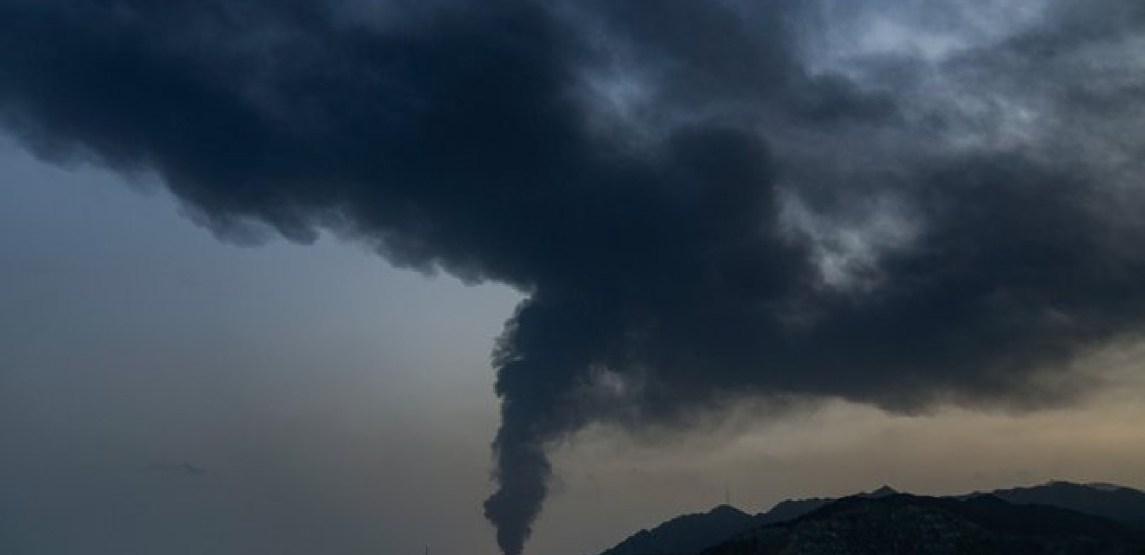 Πυρκαγιά ξέσπασε στις πετρελαϊκές εγκαταστάσεις στο λιμάνι Φουτζάιρα των Ηνωμένων Αραβικών Εμιράτων (βίντεο)