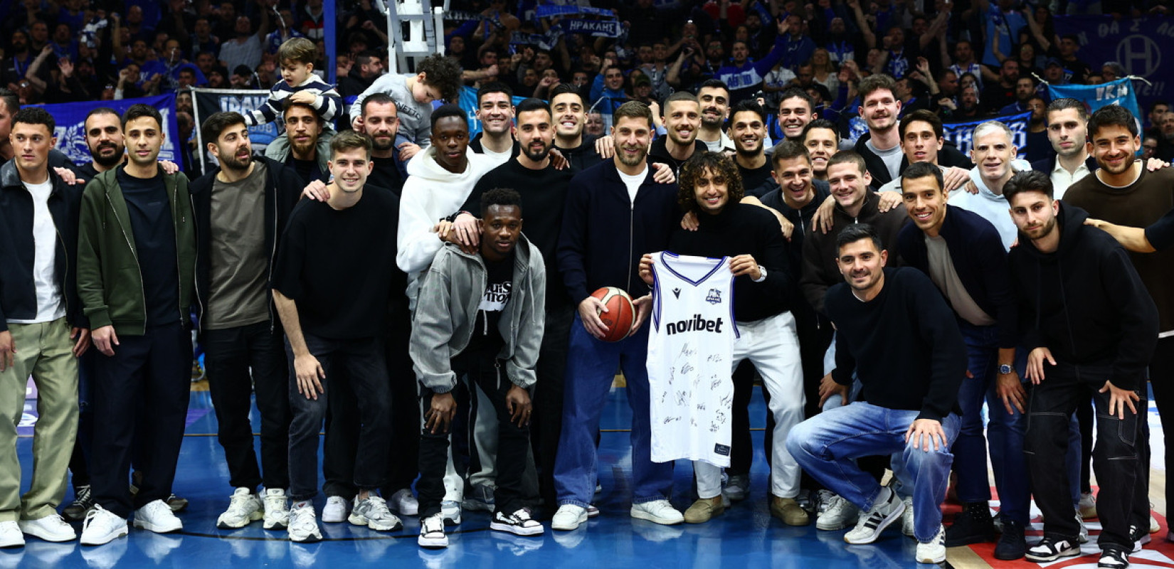 Μπάσκετ: Ο Ηρακλής βράβευσε την ποδοσφαιρική ομάδα στο Ιβανώφειο για την άνοδο στη Super League (βίντεο)