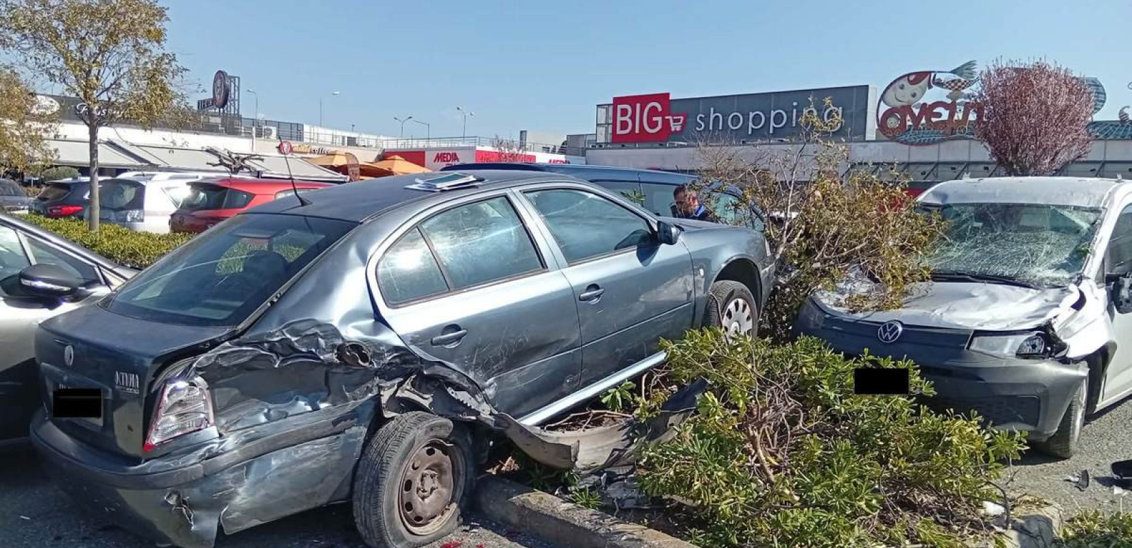 Θεσσαλονίκη: Ατύχημα με τραυματία σε πάρκινγκ εμπορικού κέντρου - Ηλικιωμένος «καρφώθηκε» σε άλλο όχημα