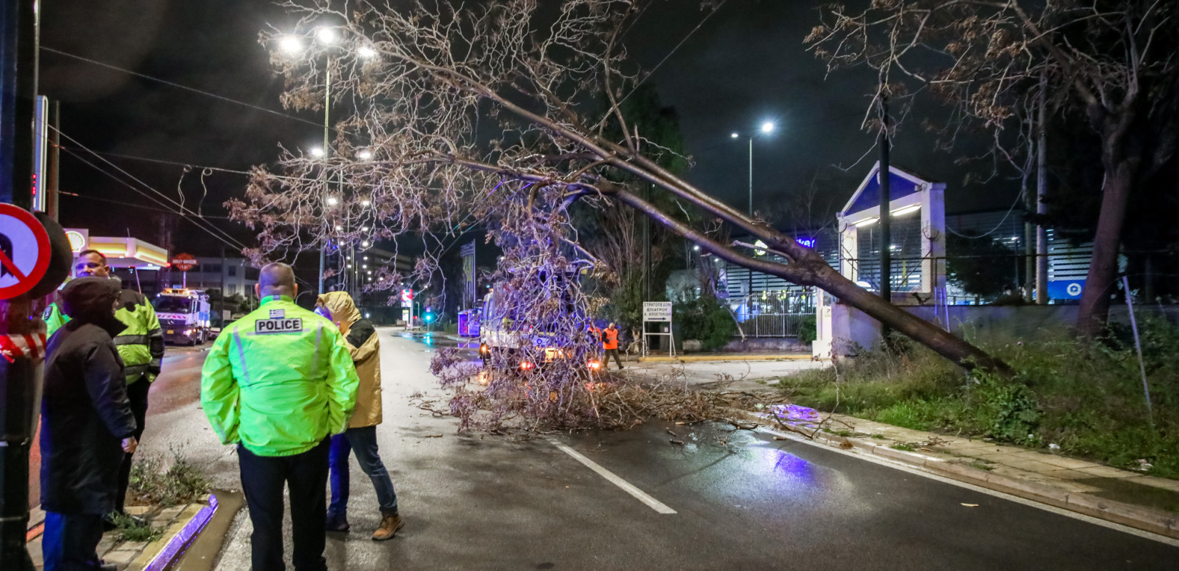 Kακοκαιρία «Erminio»: Πάνω από 130 κλήσεις στην Αττική και ριπές ανέμου 115 km/h στην Αμοργό (χάρτες)
