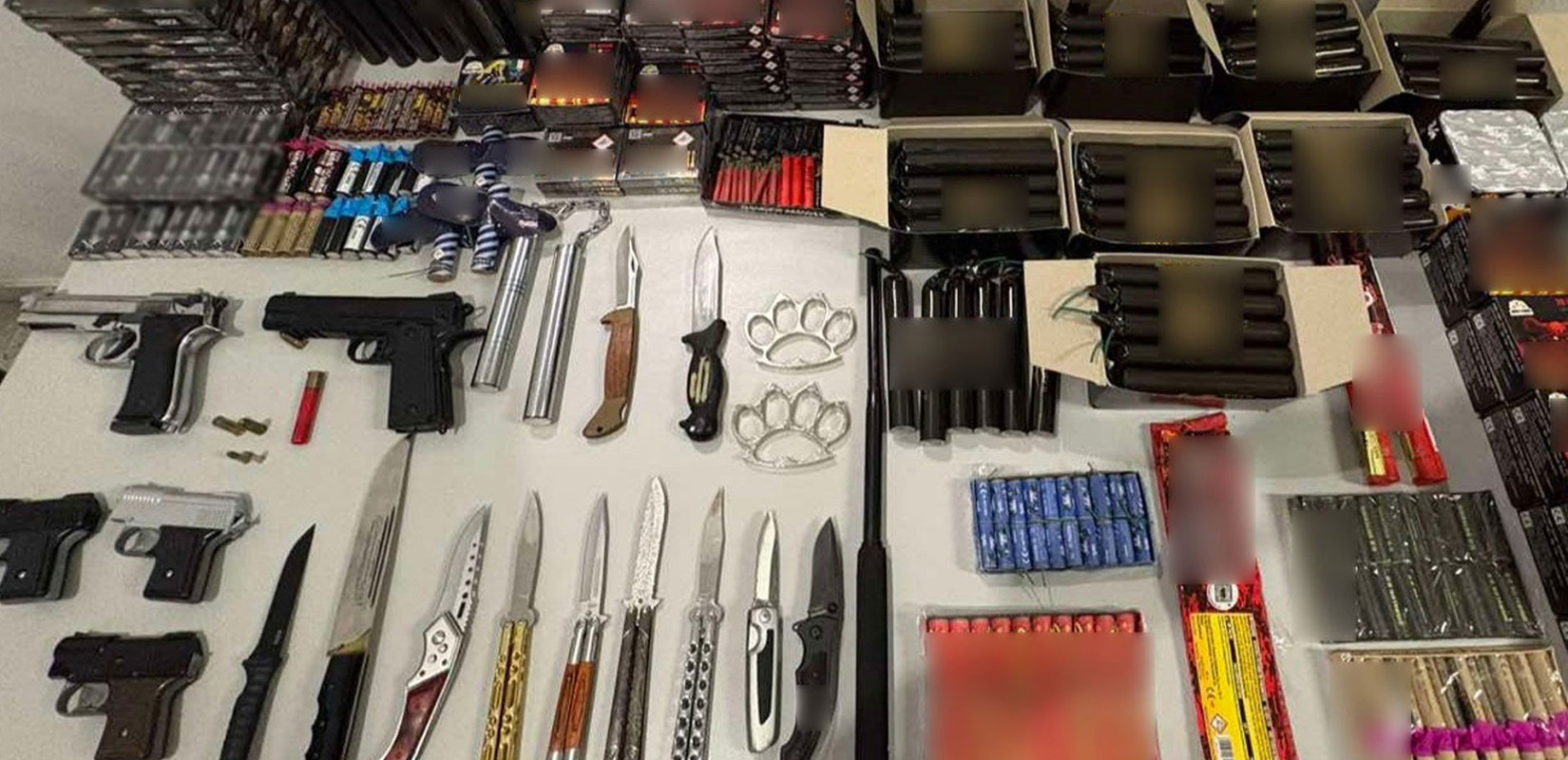 Ελληνικό: Χειροπέδες σε δύο 26χρονους με «οπλοστάσιο» κροτίδων και μαχαιριών