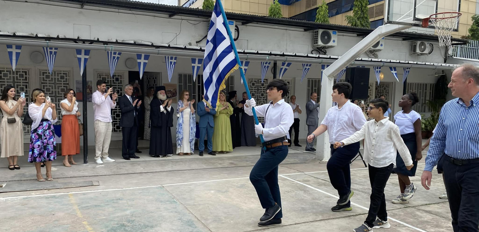 Συγκινητική παρέλαση στο Κονγκό από Ελληνόπουλα για την 25η Μαρτίου