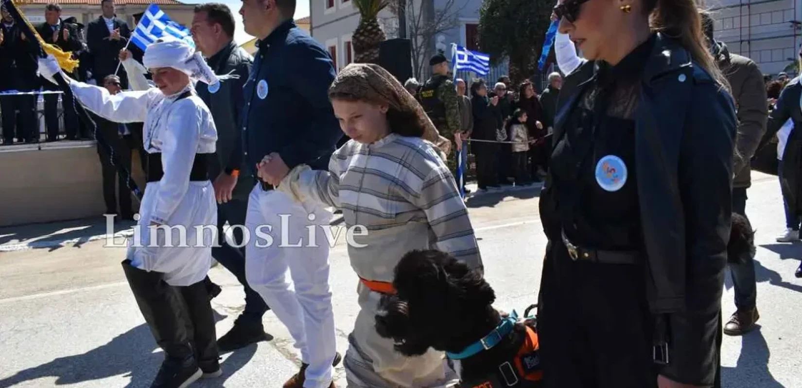 Συγκίνησε στη Λήμνο η παρέλαση της μικρής Φωτεινής και του σκύλου βοηθού της (βίντεο)