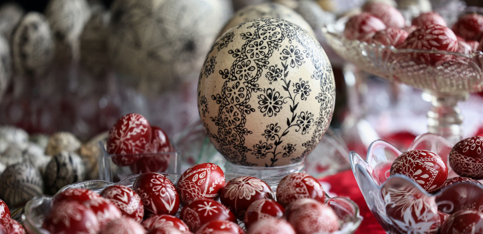 Θεσσαλονίκη: Μια γυναίκα αναβιώνει το έθιμο Περδίκα - Μαθήματα ζωγραφικής αβγών σε ΚΑΠΗ