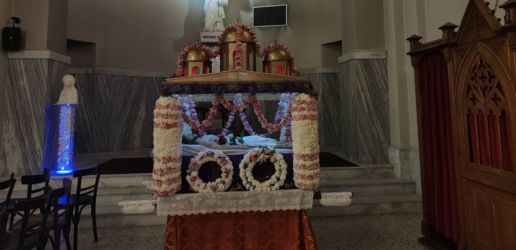 Ο Επιτάφιος των Καθολικών στη Θεσσαλονίκη - Δείτε φωτογραφίες